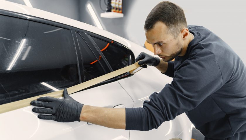 un homme préparant la peinture de sa voiture