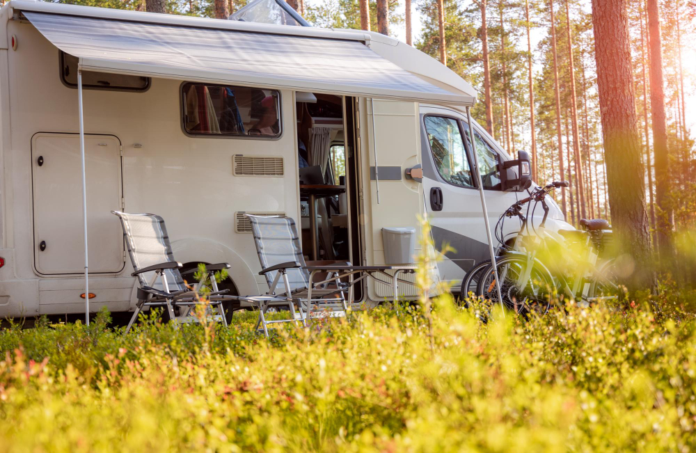 camping car ouvert avec des chaises de camping