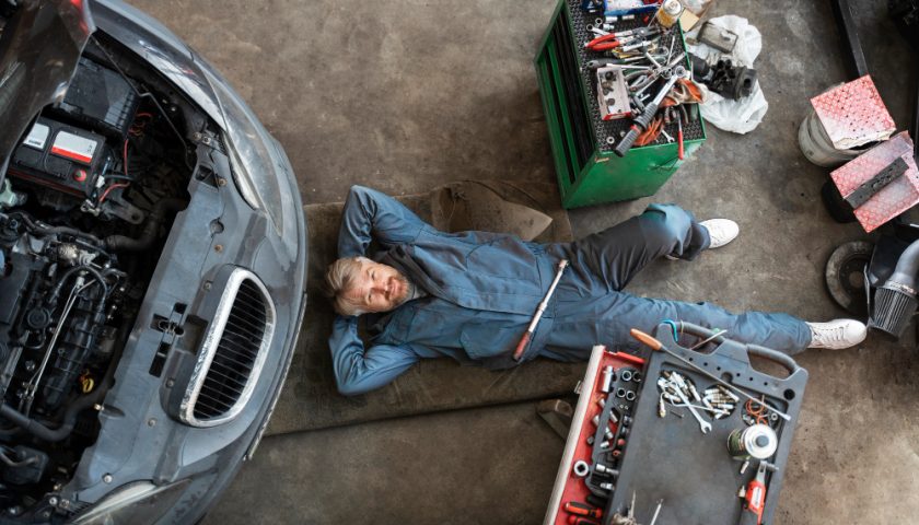 mécanicien allongé dans son garage