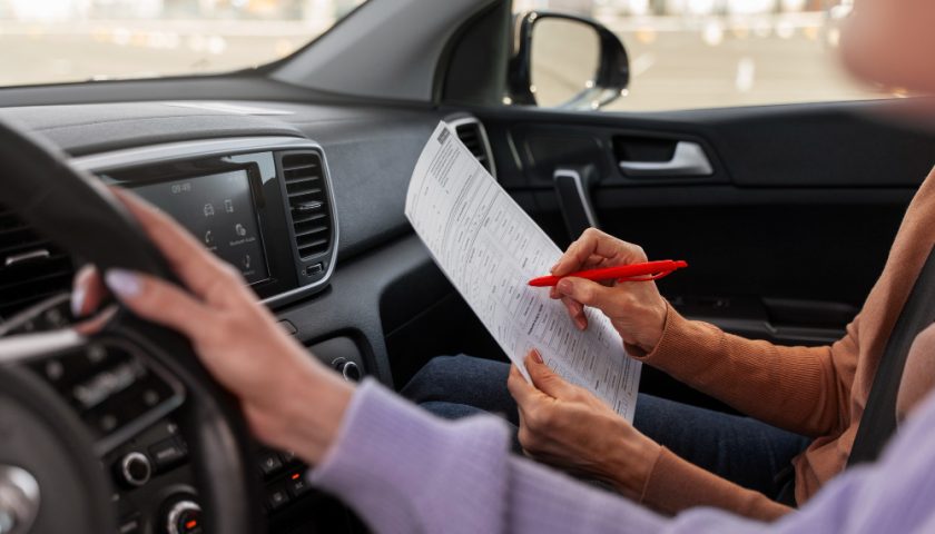 un inspecteur de permis qui rempli un formulaire