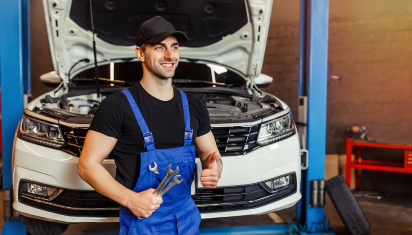 un garagiste devant une voiture