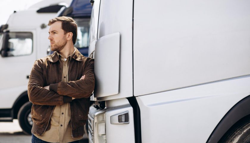 homme posé sur un camion