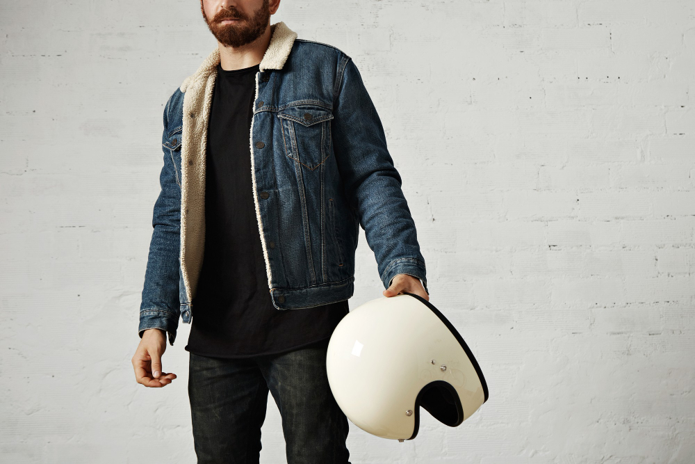 un homme tenant un casque de moto