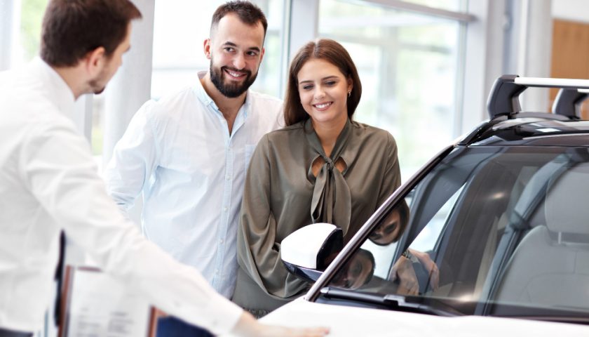 un couple en discussion pour acheter une voiture