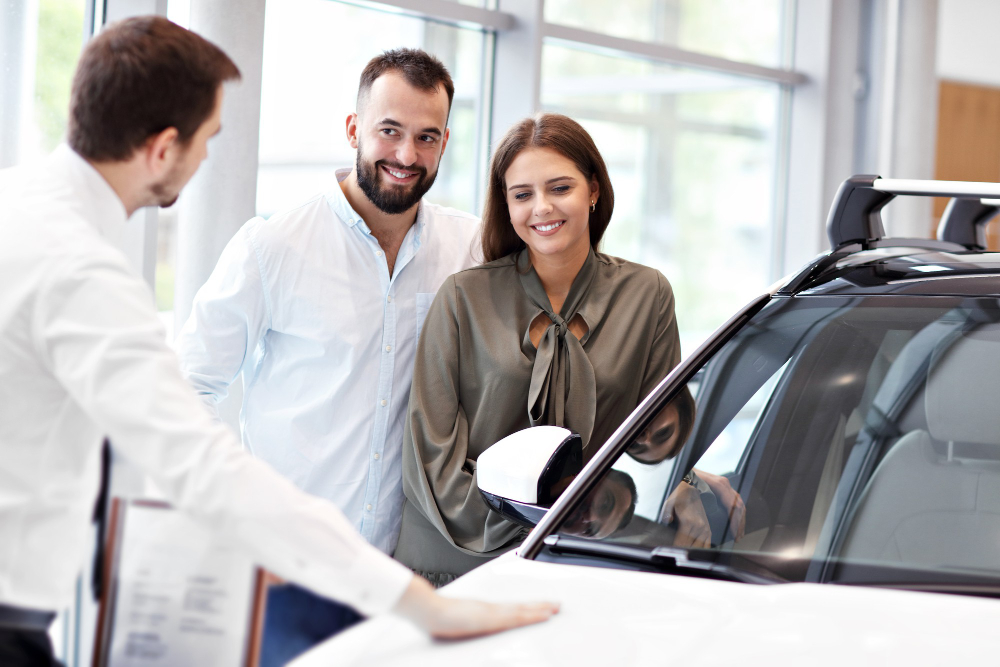 un couple en discussion pour acheter une voiture