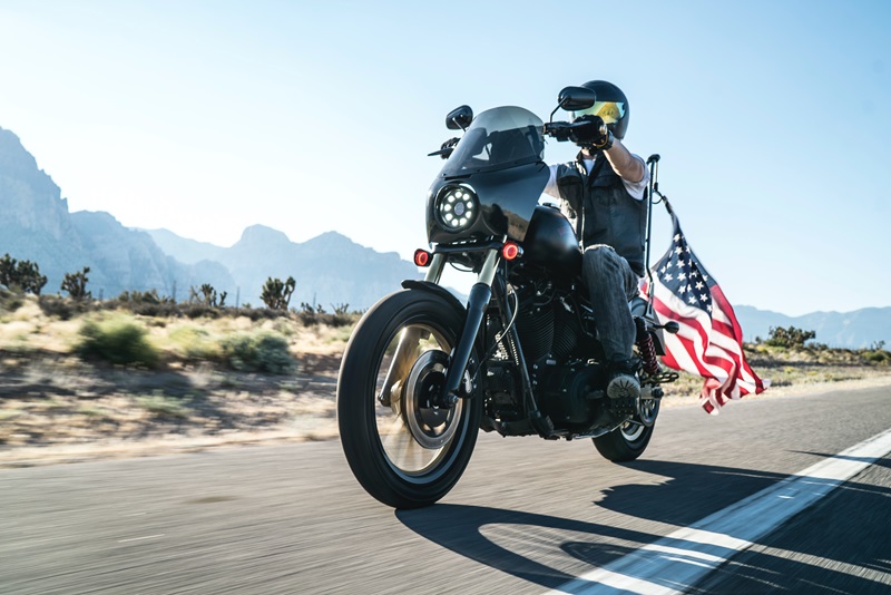 un homme sur une moto avec le drapeau des etats-unis