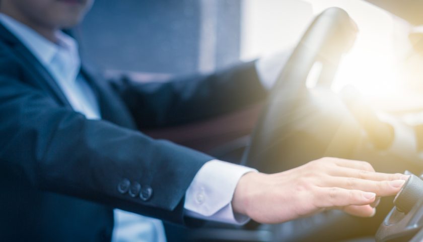 un homme au volant pour le transport