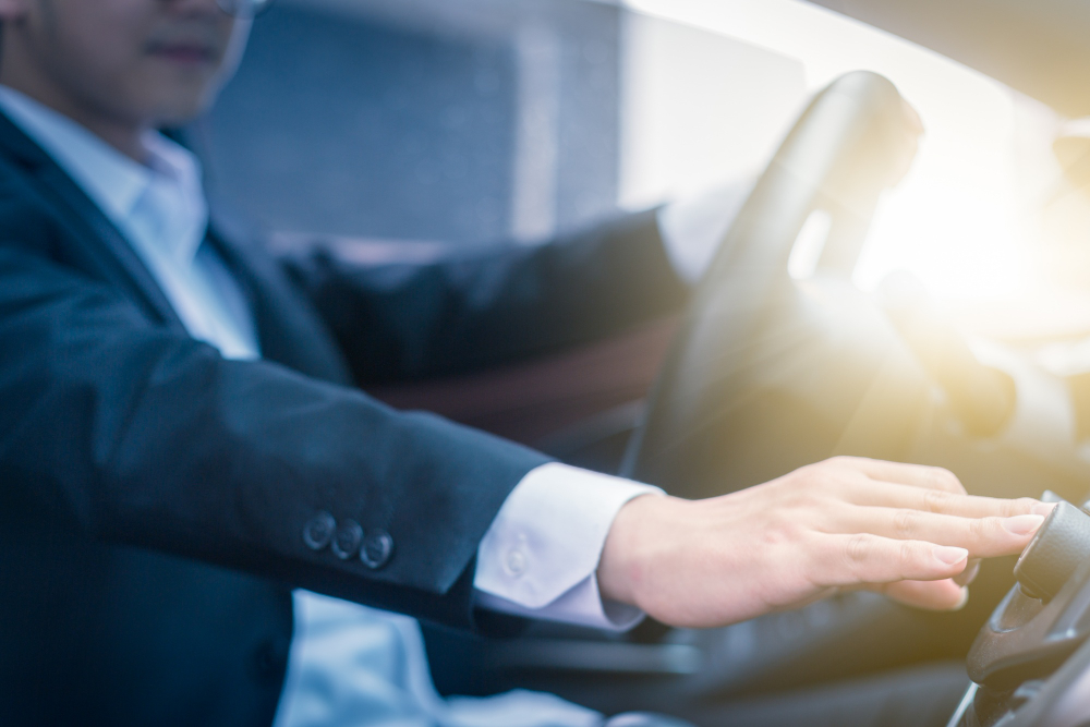 un homme au volant pour le transport