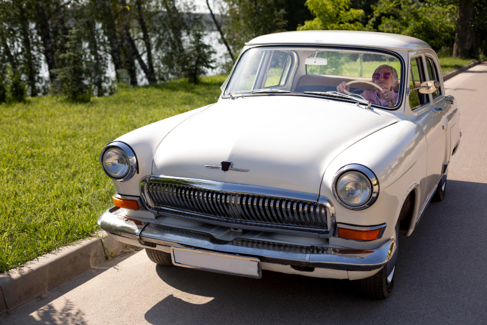 une dame se balladant en voiture de collection